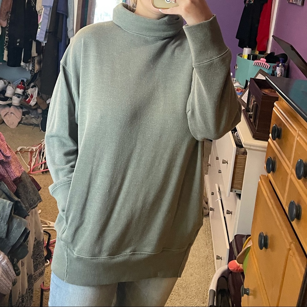 American Eagle Green Turtleneck sweater